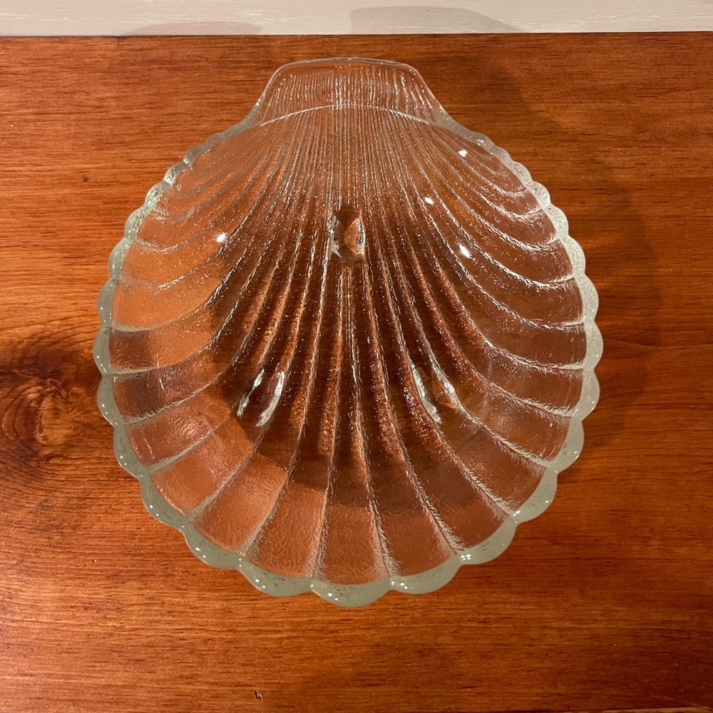 VINTAGE ANCHOR HOCKING FOOTED SHELL BOWL - TEXTURED CLEAR GLASS